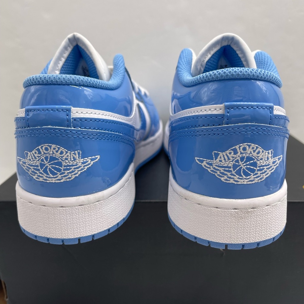 Jordan WMNS AIR JORDAN 1 LOW SE
WHITE/LEGEND BLUE FZ3929 114
Sneakers - Picture 12 of 16
